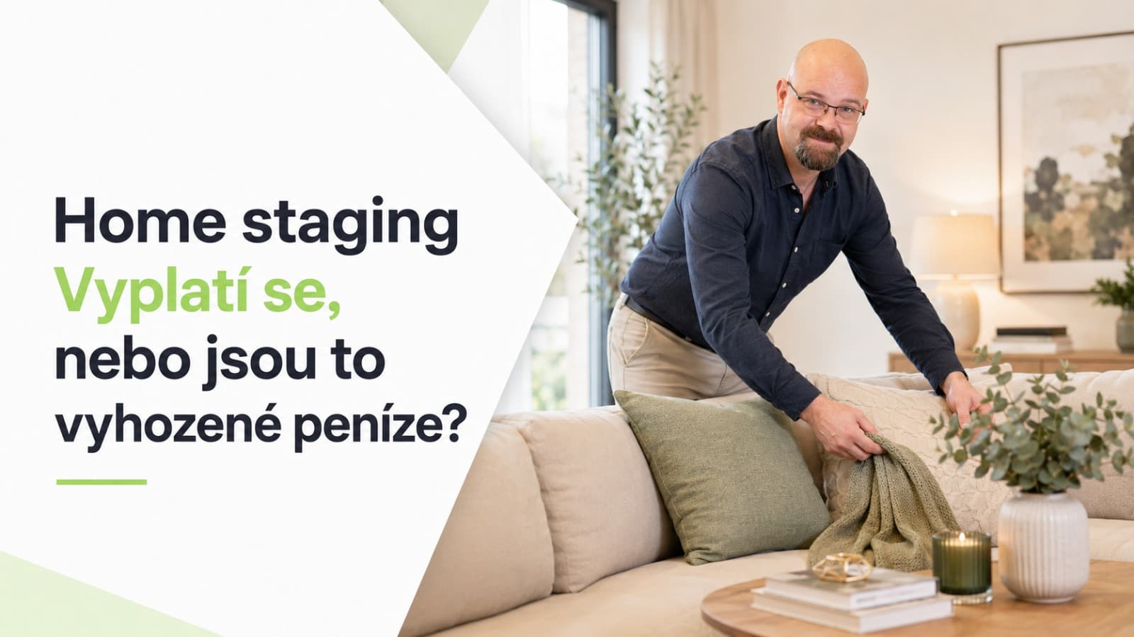 Muž upravuje deku a polštáře na pohovce ve světlém obývacím pokoji — home staging před prodejem nemovitosti