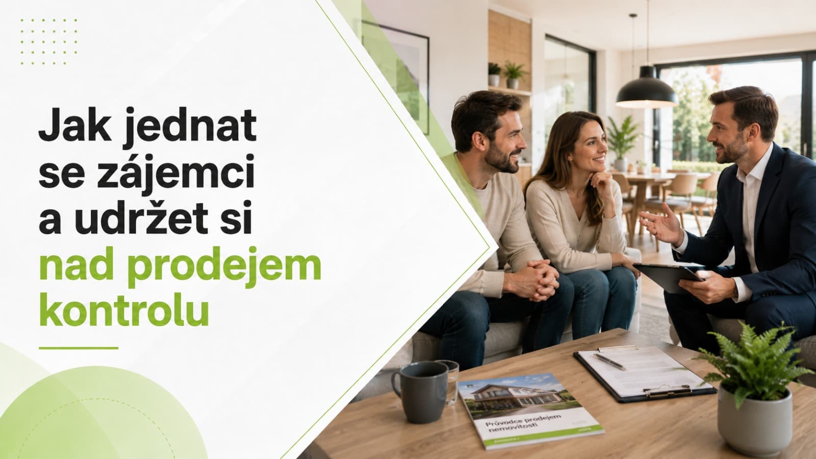 Realitní makléř v Hradci Králové zapisuje podmínky a způsob financování více zájemců o koupi bytu