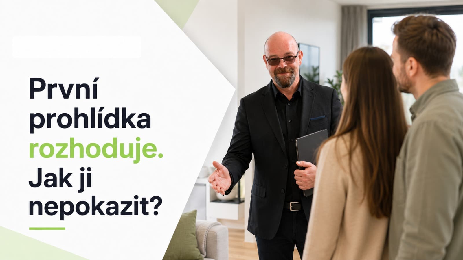 Realitní makléř provádí zájemce světlým a připraveným bytem při osobní prohlídce nemovitosti