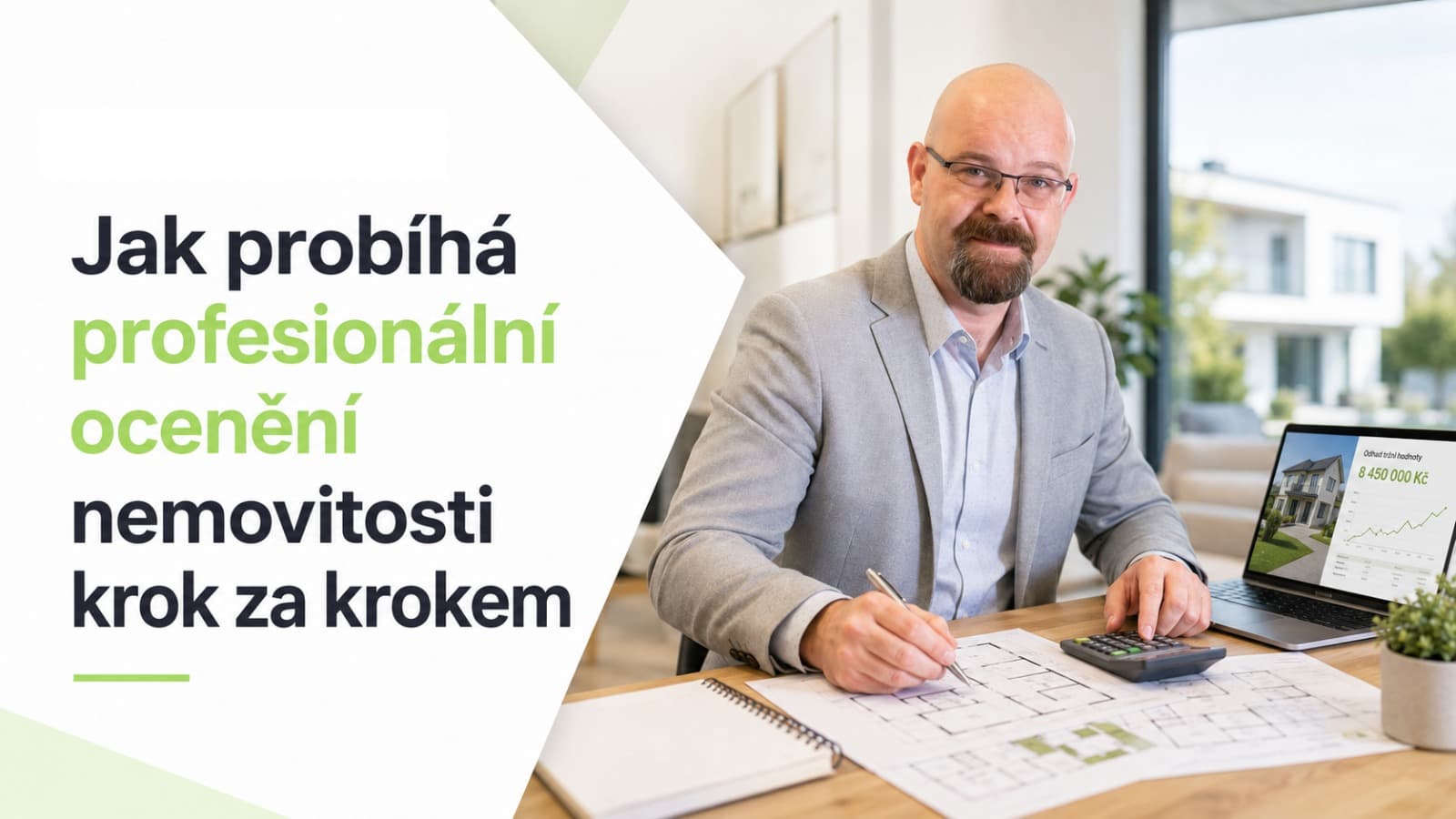 Realitní makléř při osobní prohlídce a ocenění nemovitosti v Hradci Králové
