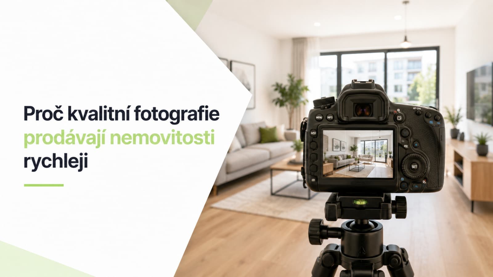 Fotoaparát na stativu snímá světlý obývací pokoj — profesionální fotografie nemovitosti před zveřejněním nabídky